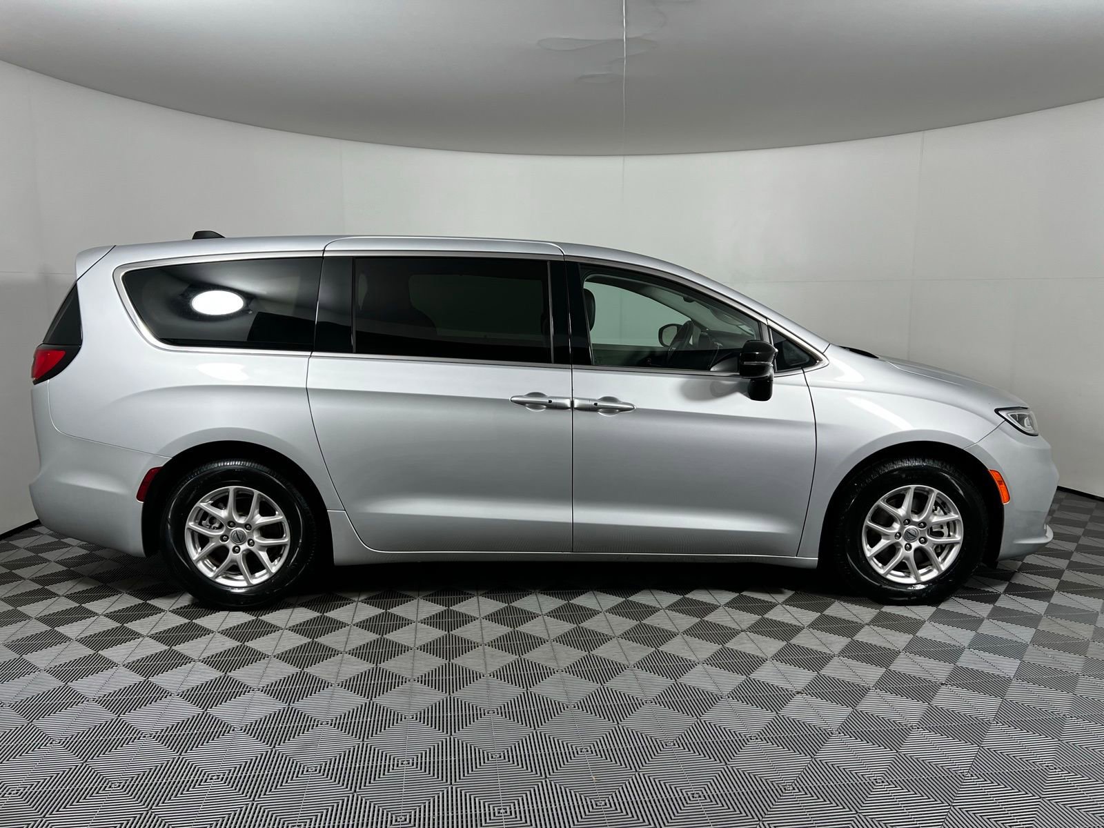 Used 2024 Chrysler Pacifica Touring-L image 4