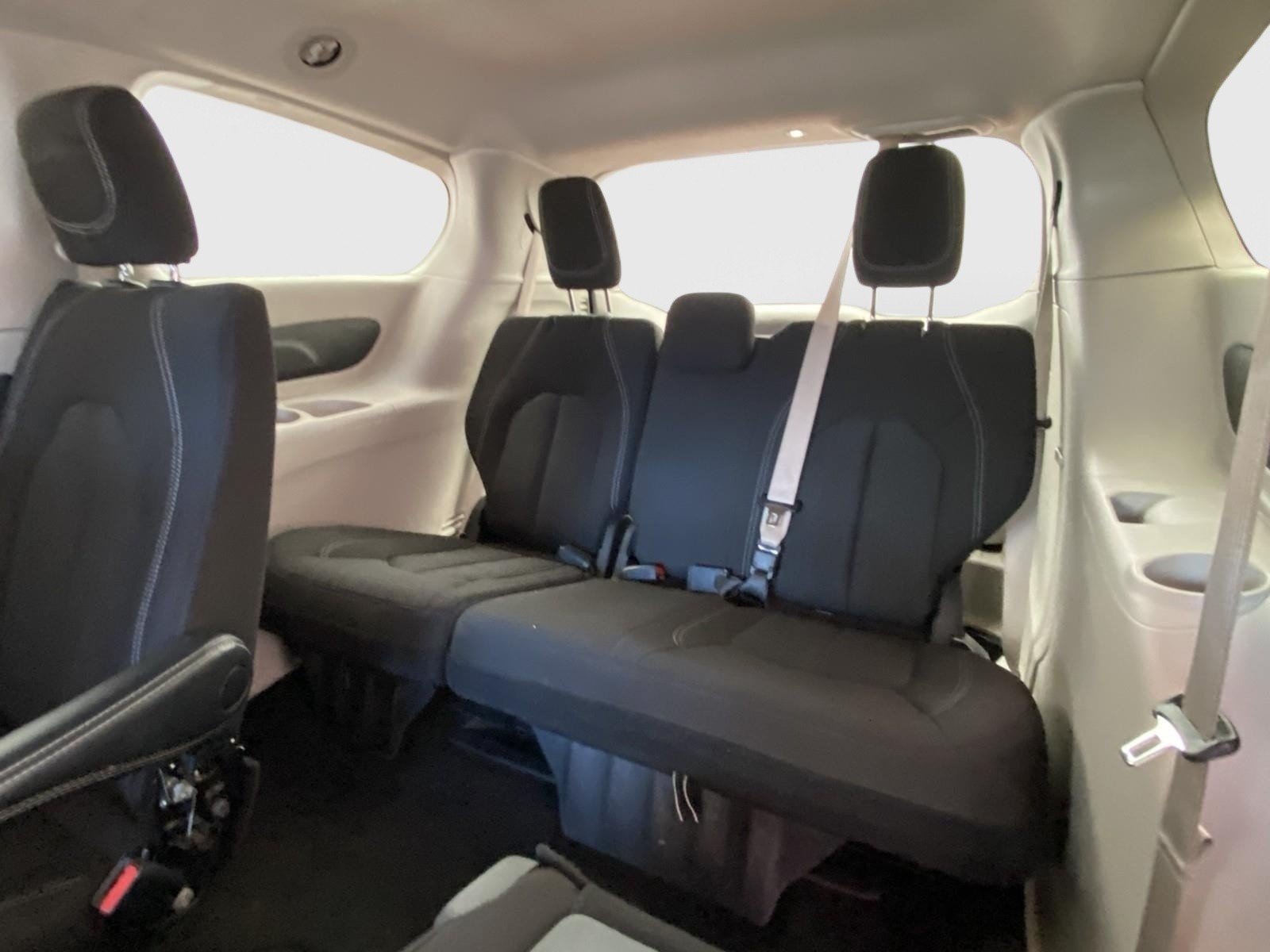 Used 2022 Chrysler Voyager LX FWD image 18