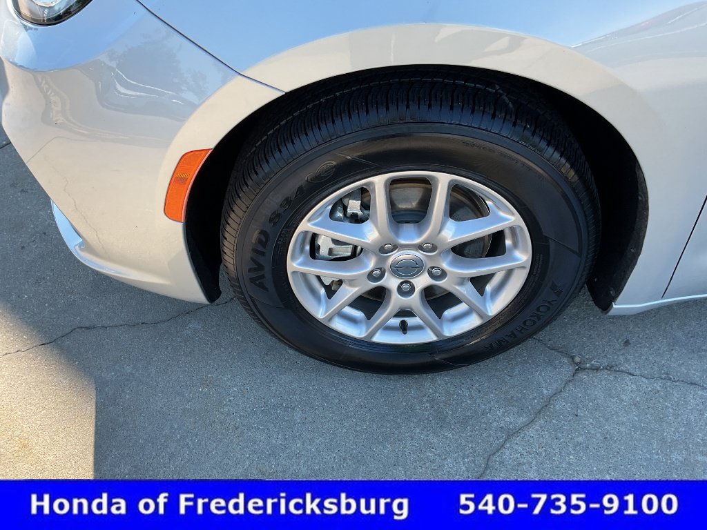 Used 2024 Chrysler Pacifica Touring-L FWD image 10