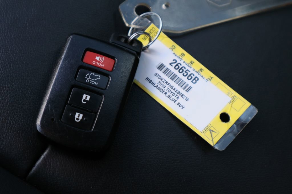 Used 2019 Toyota Highlander XLE FWD image 34
