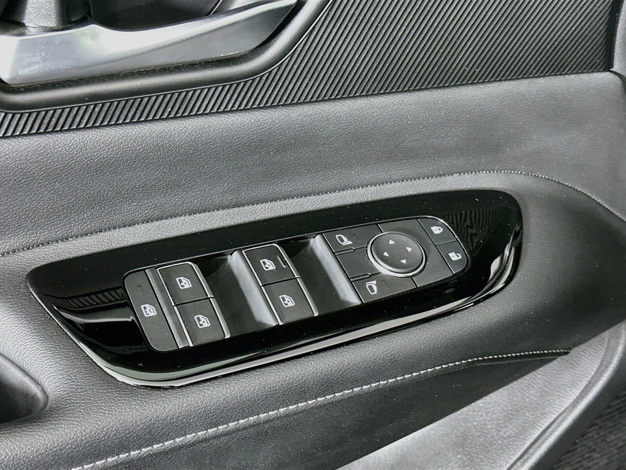 Used 2025 Nissan Murano SV FWD image 15