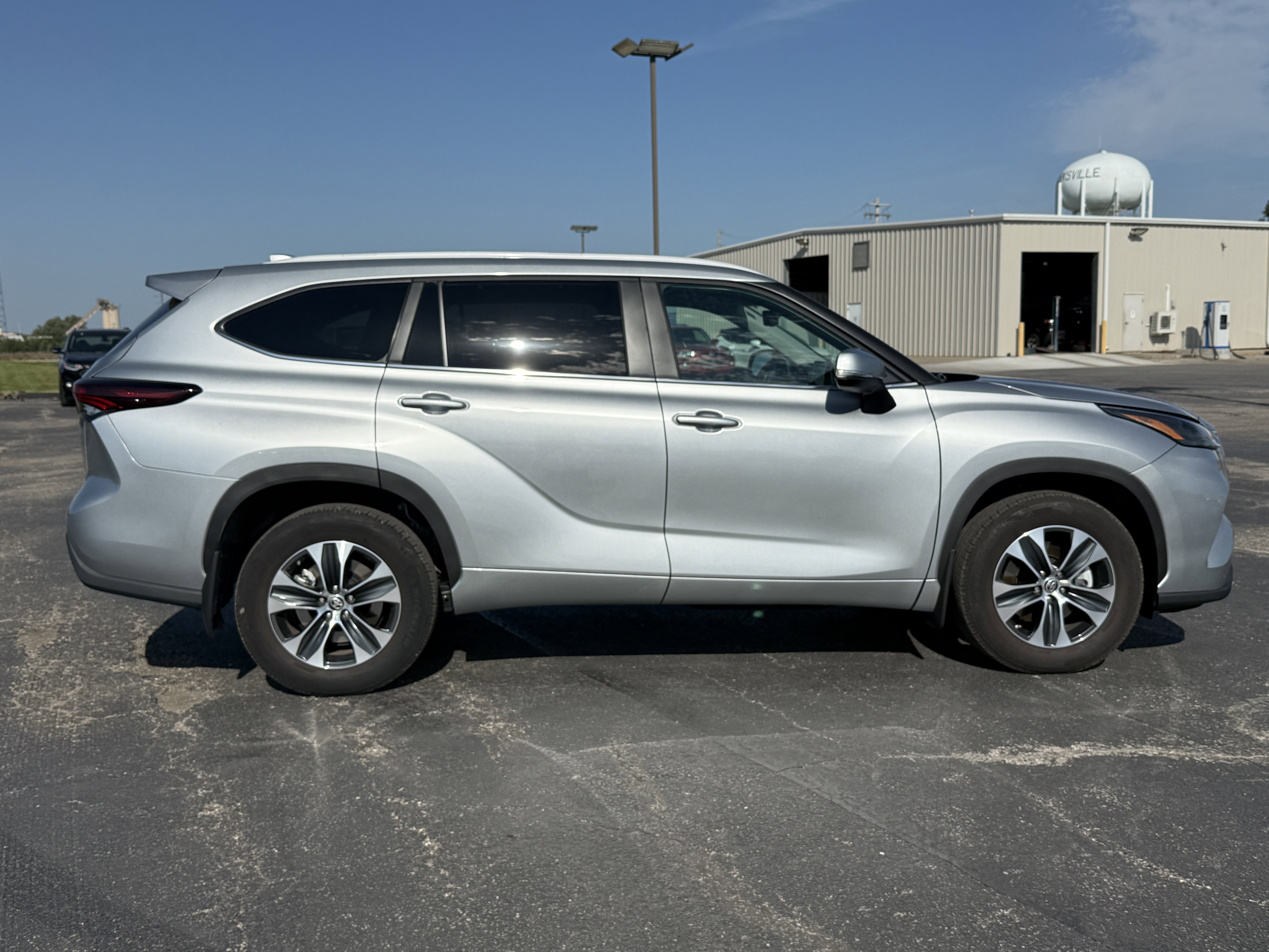 Used 2024 Toyota Highlander XLE image 2