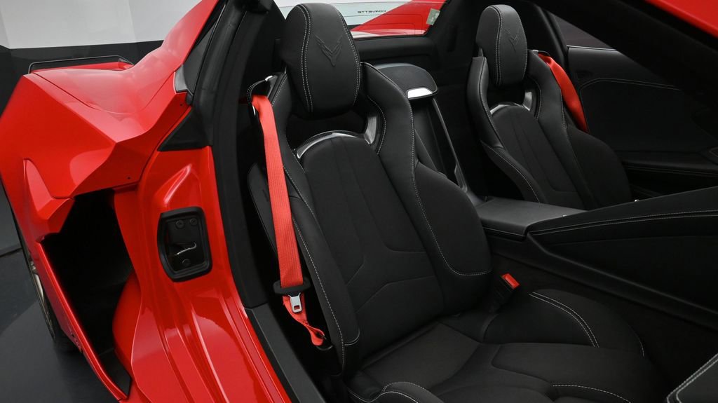 Used 2025 Chevrolet Corvette Z06 RWD image 16