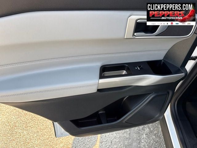 Used 2023 Ford Explorer XLT w/ Equipment Group 202A RWD image 16
