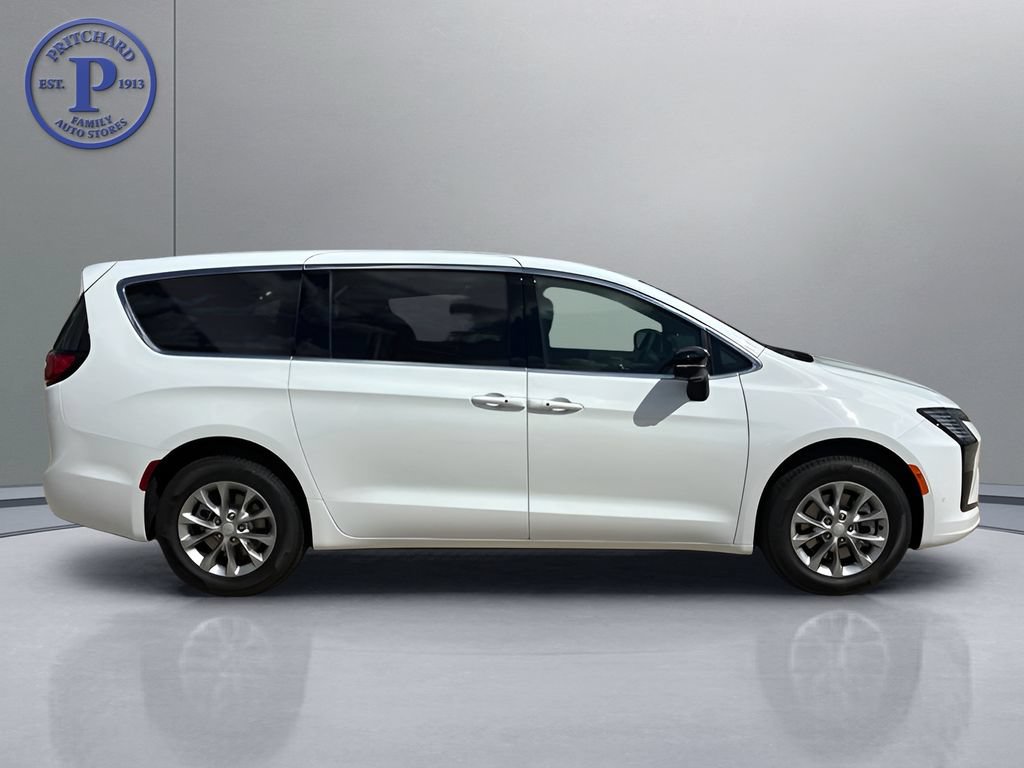 New 2027 Chrysler Pacifica Select AWD/4WD image 8