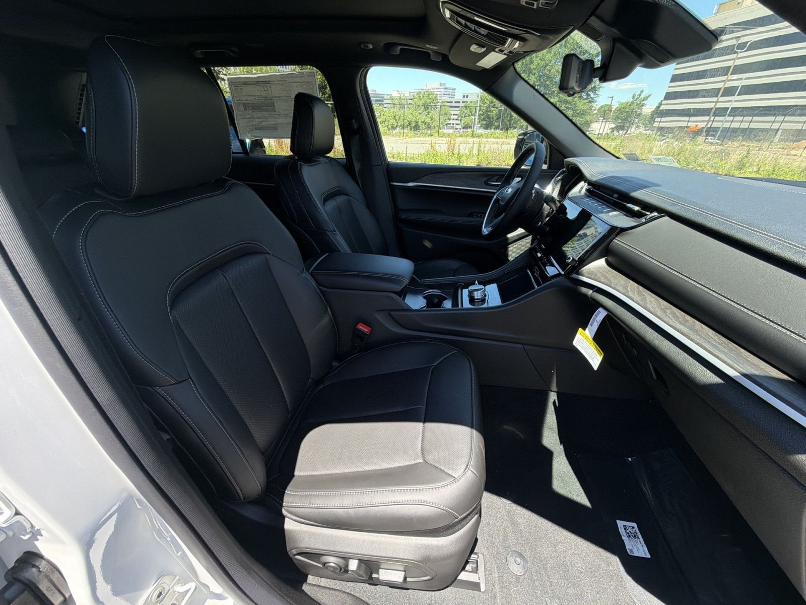 New 2026 Jeep Grand Cherokee Limited w/ Luxury Tech Group II AWD/4WD image 27