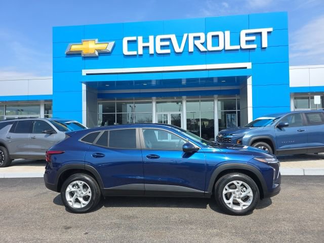 Used 2024 Chevrolet Trax LS w/ LS Convenience Package image 2