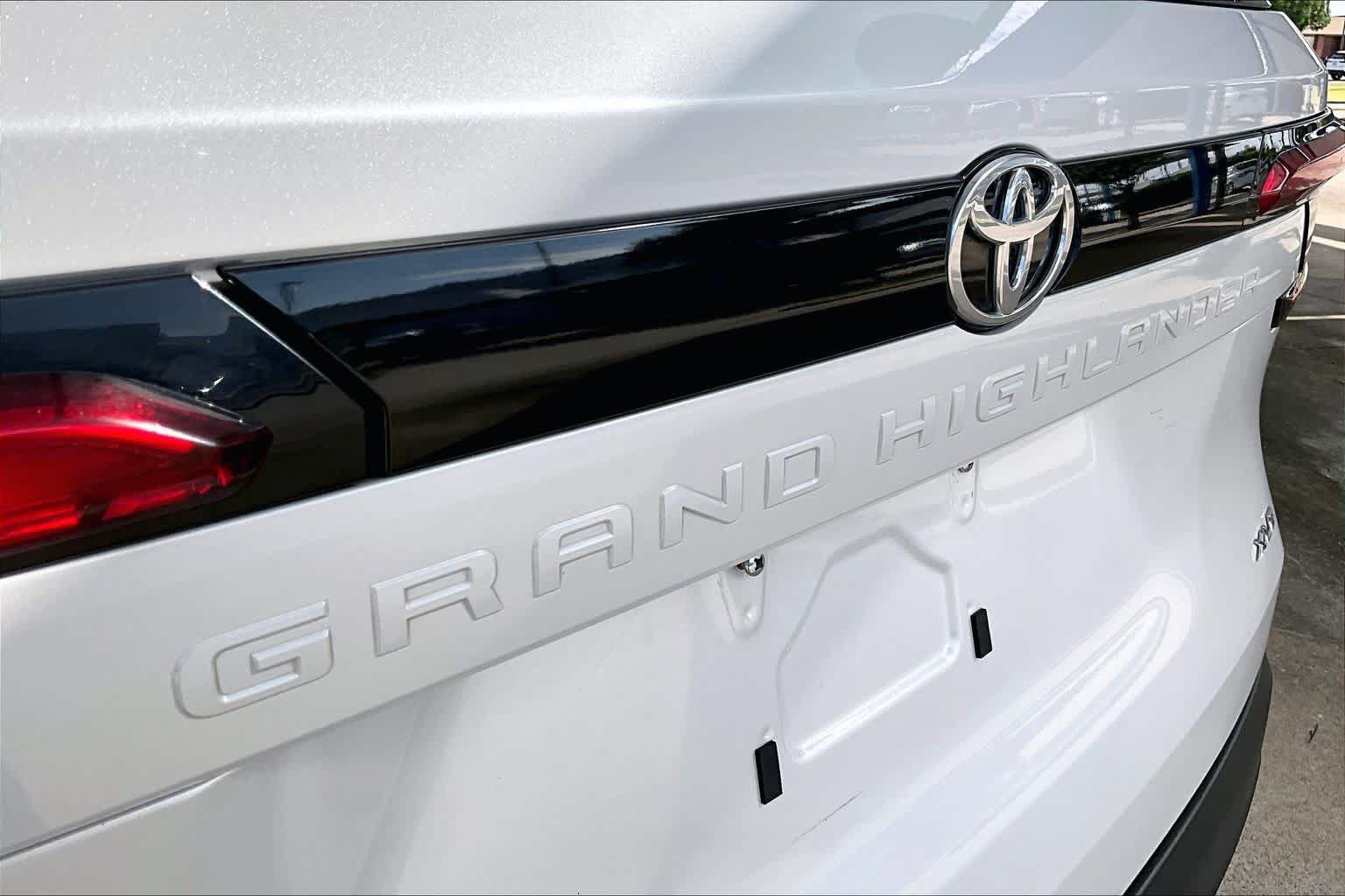 Used 2024 Toyota Grand Highlander AWD image 31