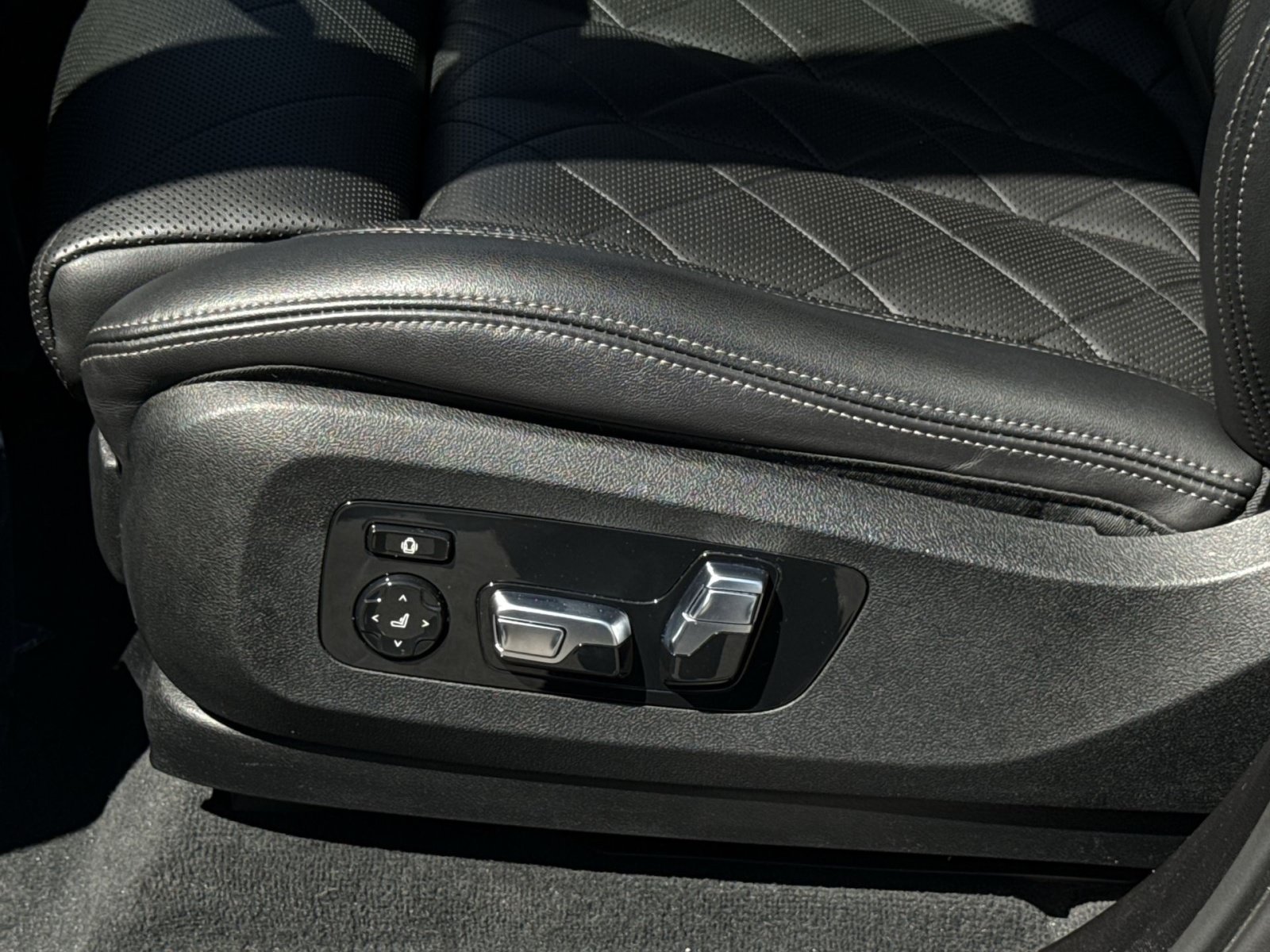 Used 2023 BMW X7 xDrive40i w/ Premium Package AWD/4WD image 14