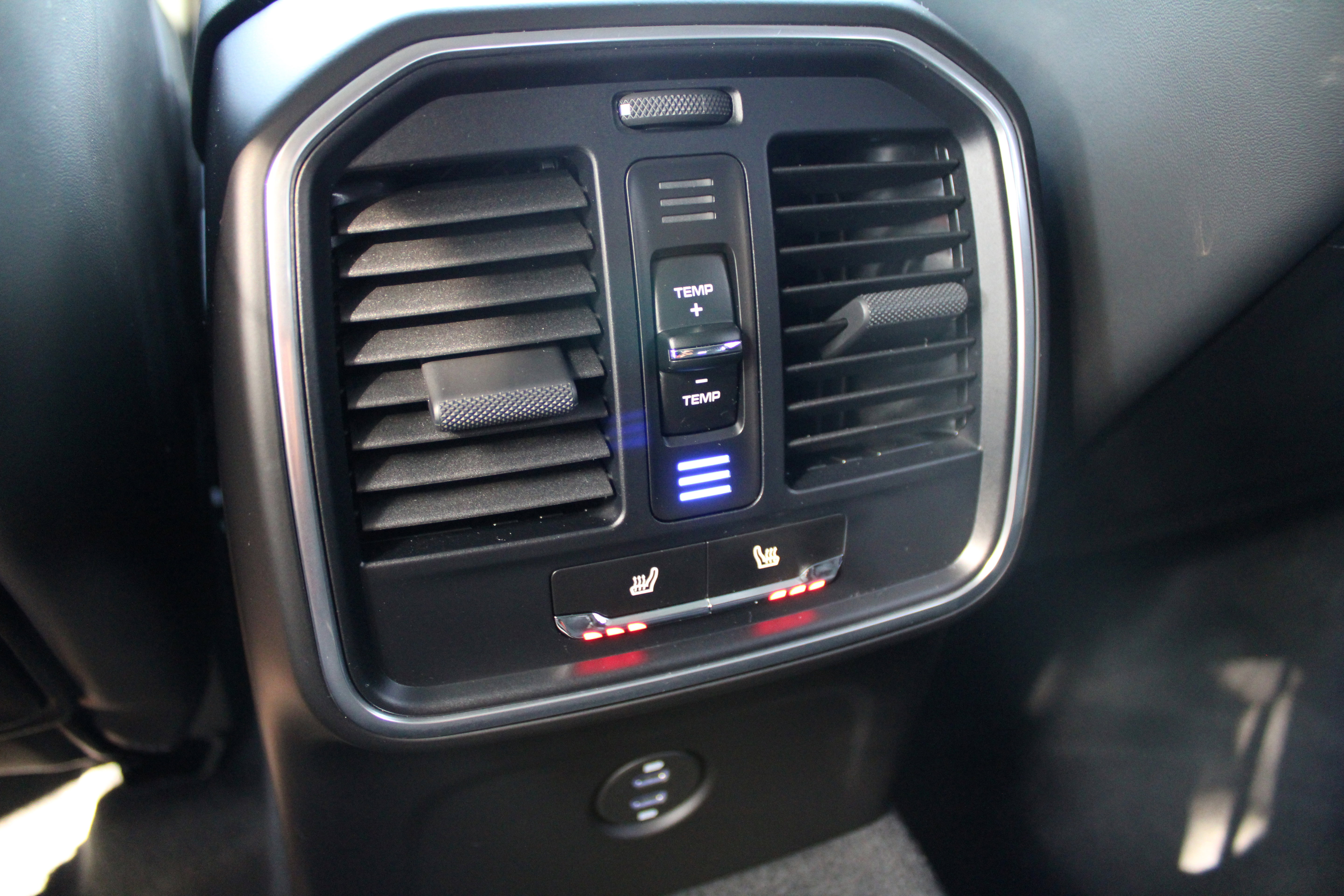 Certified 2025 Porsche Macan Turbo image 31