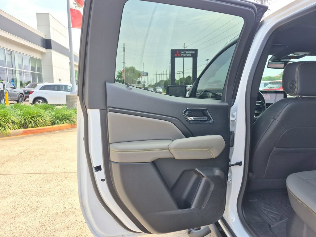 Used 2025 Chevrolet Colorado ZR2 w/ Technology Package AWD/4WD image 17