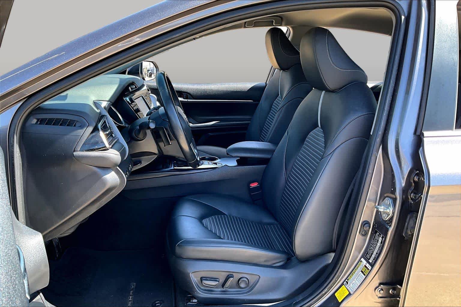 Used 2020 Toyota Camry SE FWD image 8