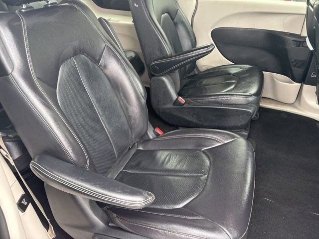 Used 2022 Chrysler Pacifica Touring-L w/ Uconnect Theater Family Group image 37