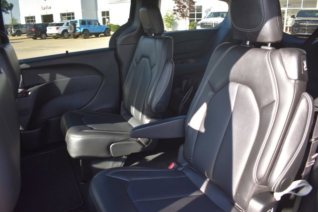 Used 2025 Chrysler Pacifica Select image 15