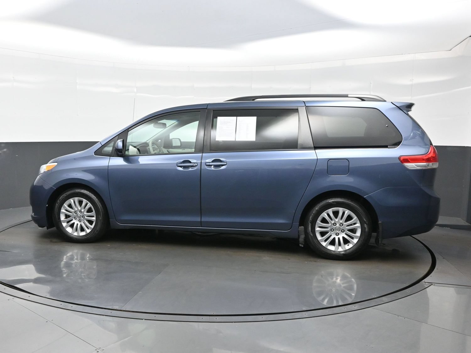 Used 2014 Toyota Sienna XLE FWD image 3