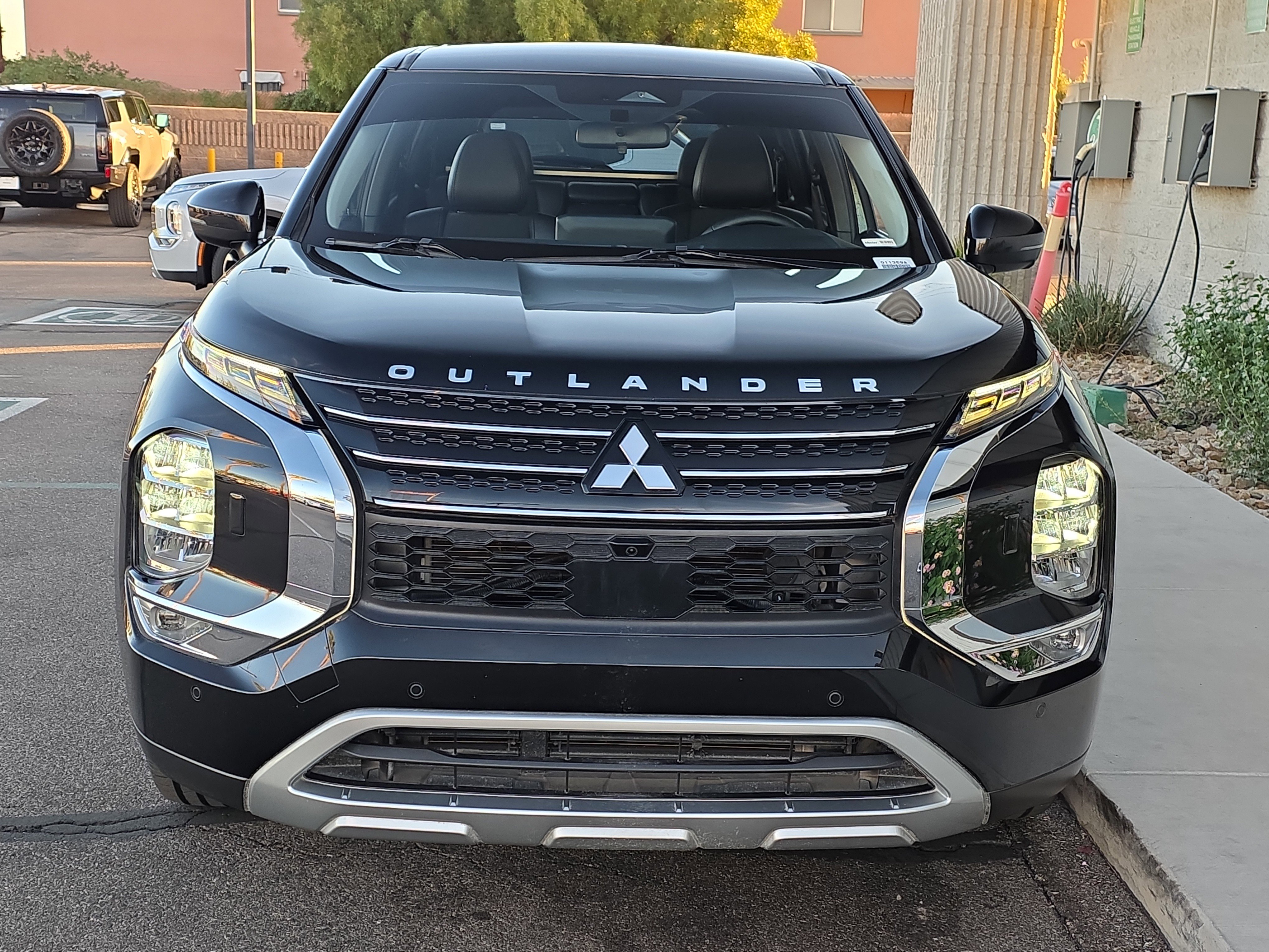 Used 2024 Mitsubishi Outlander SE image 2