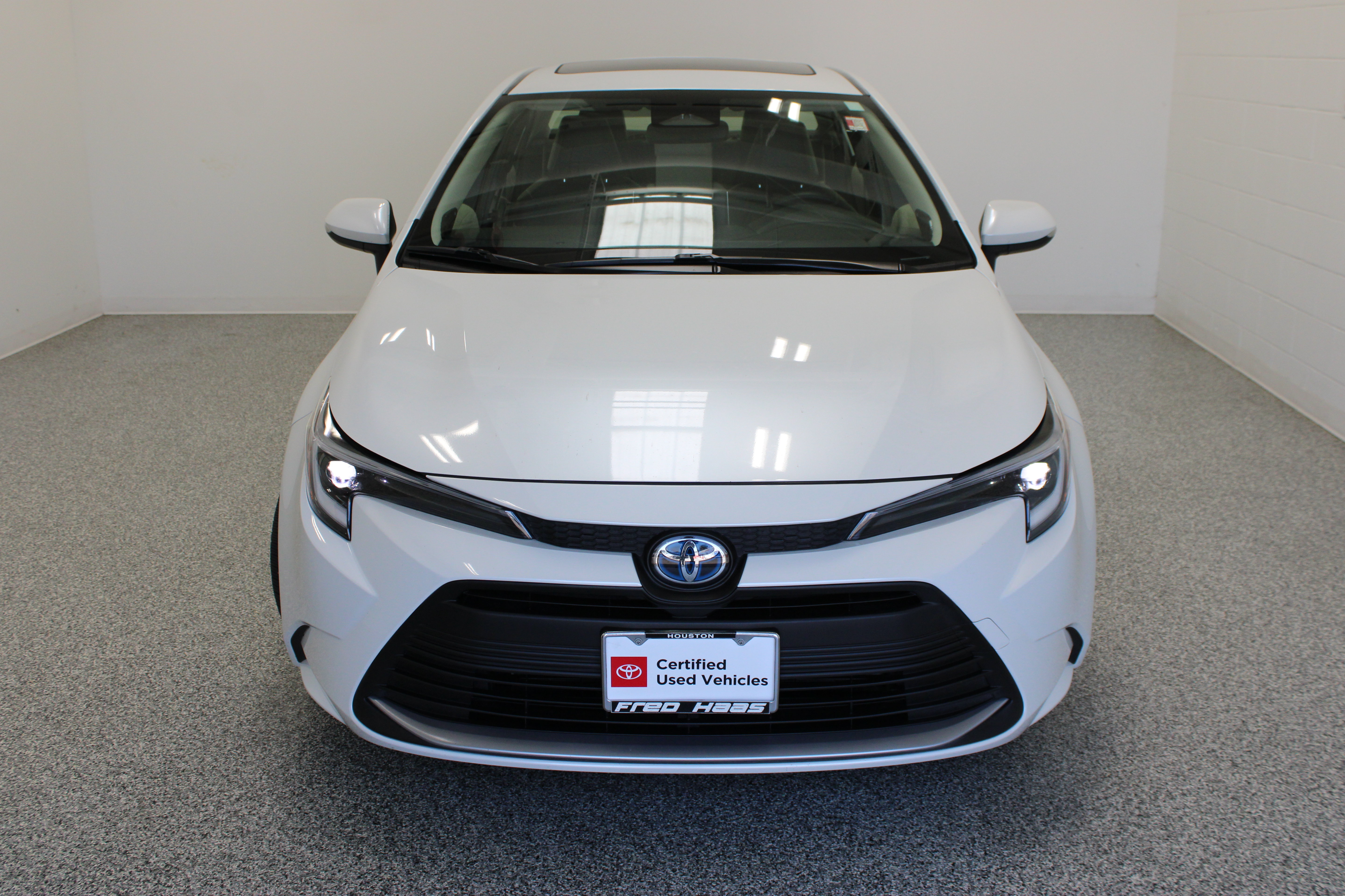 Used 2025 Toyota Corolla XLE FWD image 3
