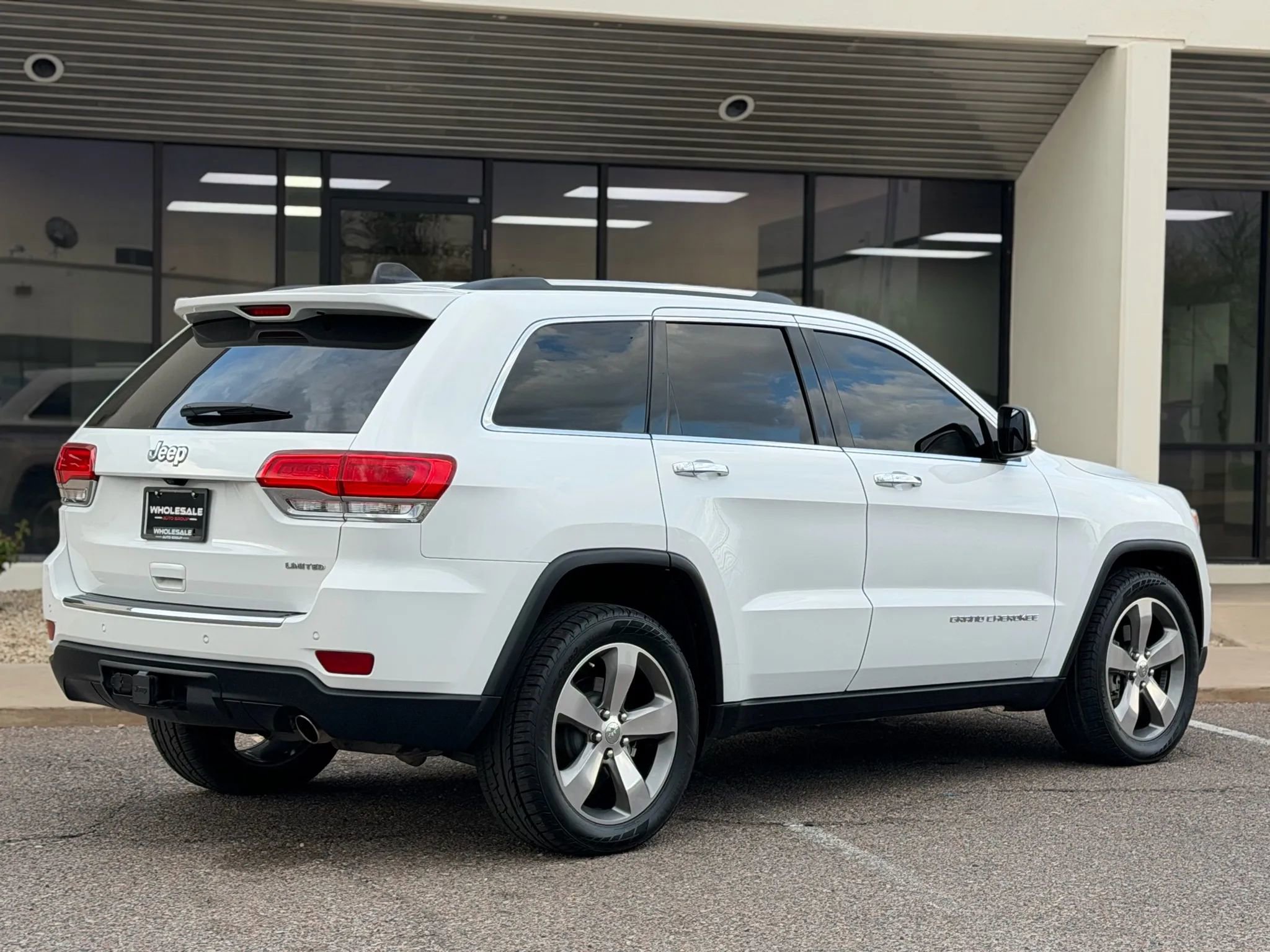 Used 2015 Jeep Grand Cherokee Limited w/ Luxury Group II RWD image 8