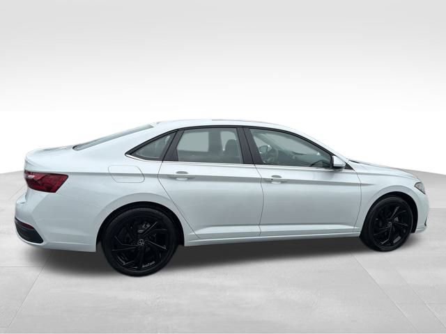 Certified 2025 Volkswagen Jetta SE w/ Sunroof Package image 8