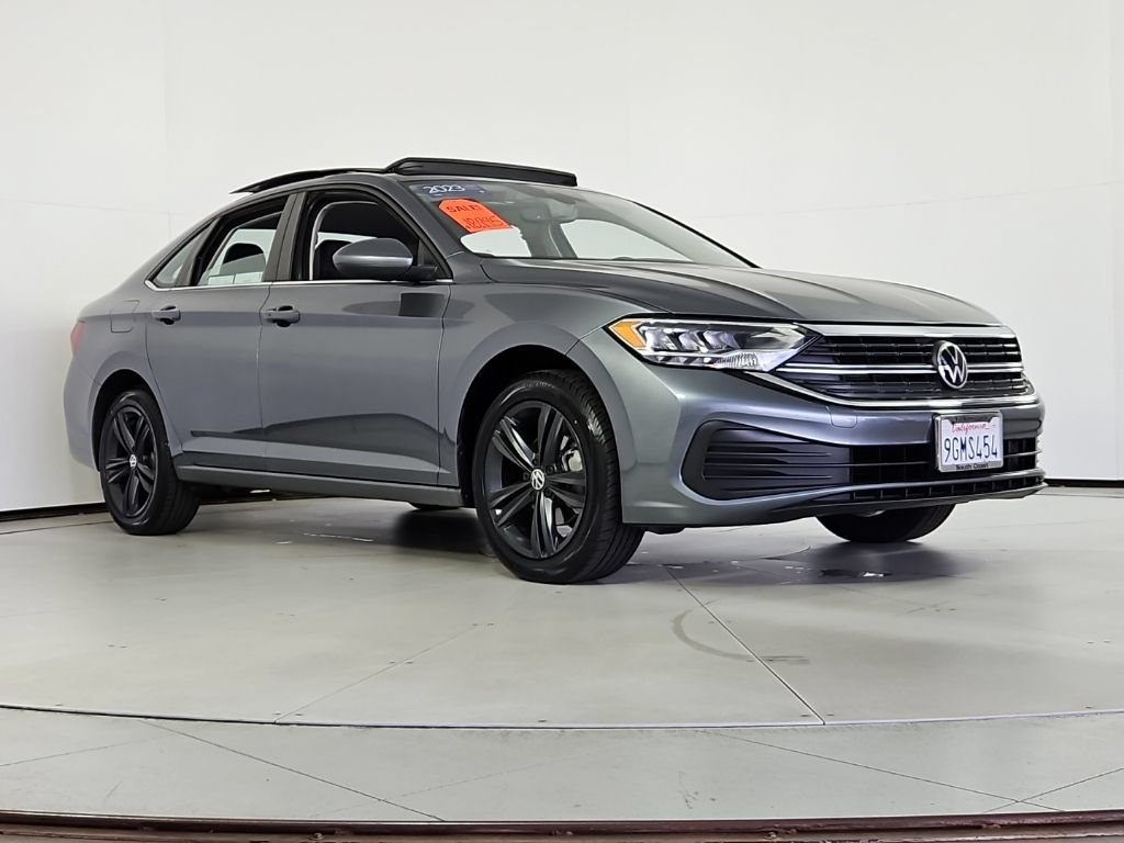Used 2023 Volkswagen Jetta SE w/ Panoramic Sunroof Package FWD image 4