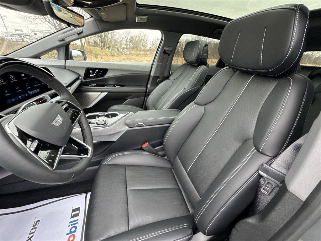 New 2026 Cadillac Optiq Luxury 2 image 11