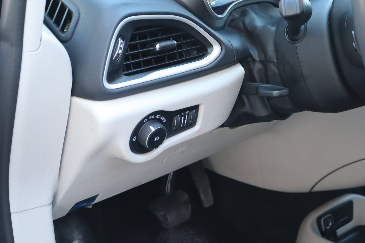 Used 2023 Chrysler Pacifica Touring-L FWD image 23
