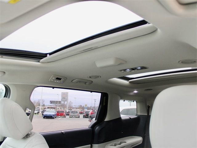 New 2025 Kia Carnival SX w/ SX Dark Edition Package FWD image 21
