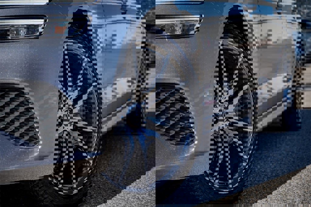 Used 2022 Genesis G70 3.3T image 2