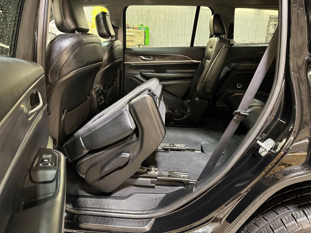 Used 2023 Jeep Grand Cherokee L Limited w/ Black Appearance Package image 12