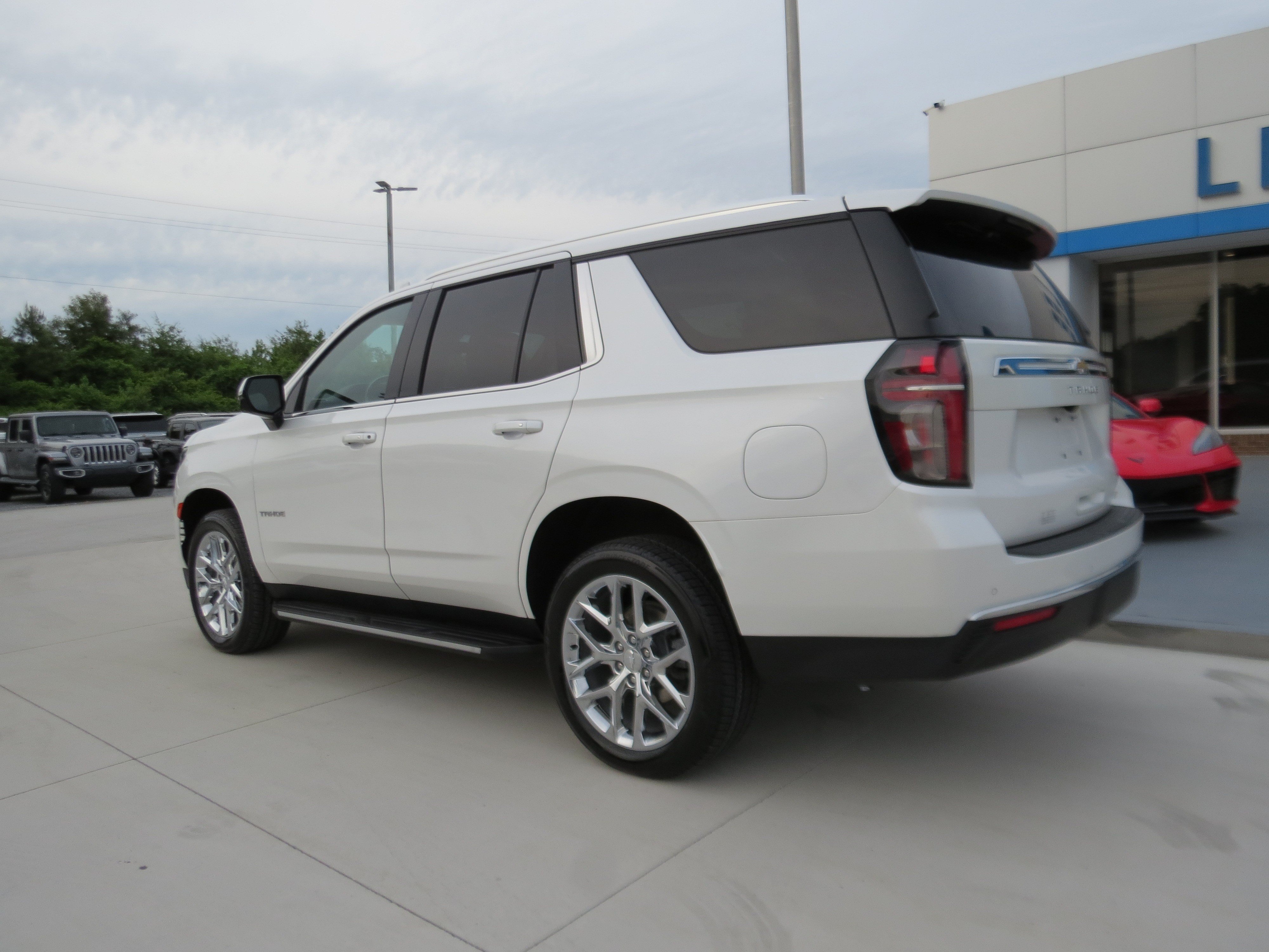 Used 2024 Chevrolet Tahoe LT w/ Luxury Package AWD/4WD image 3