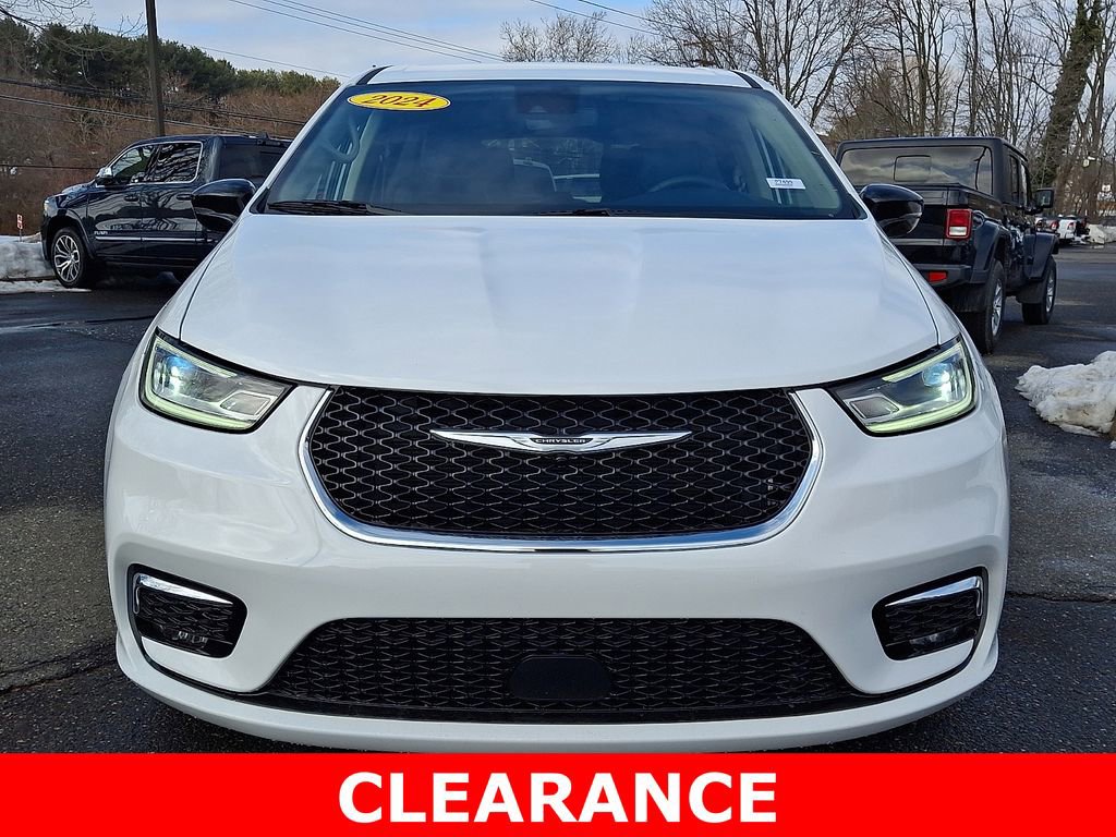 Used 2024 Chrysler Pacifica Touring-L image 2