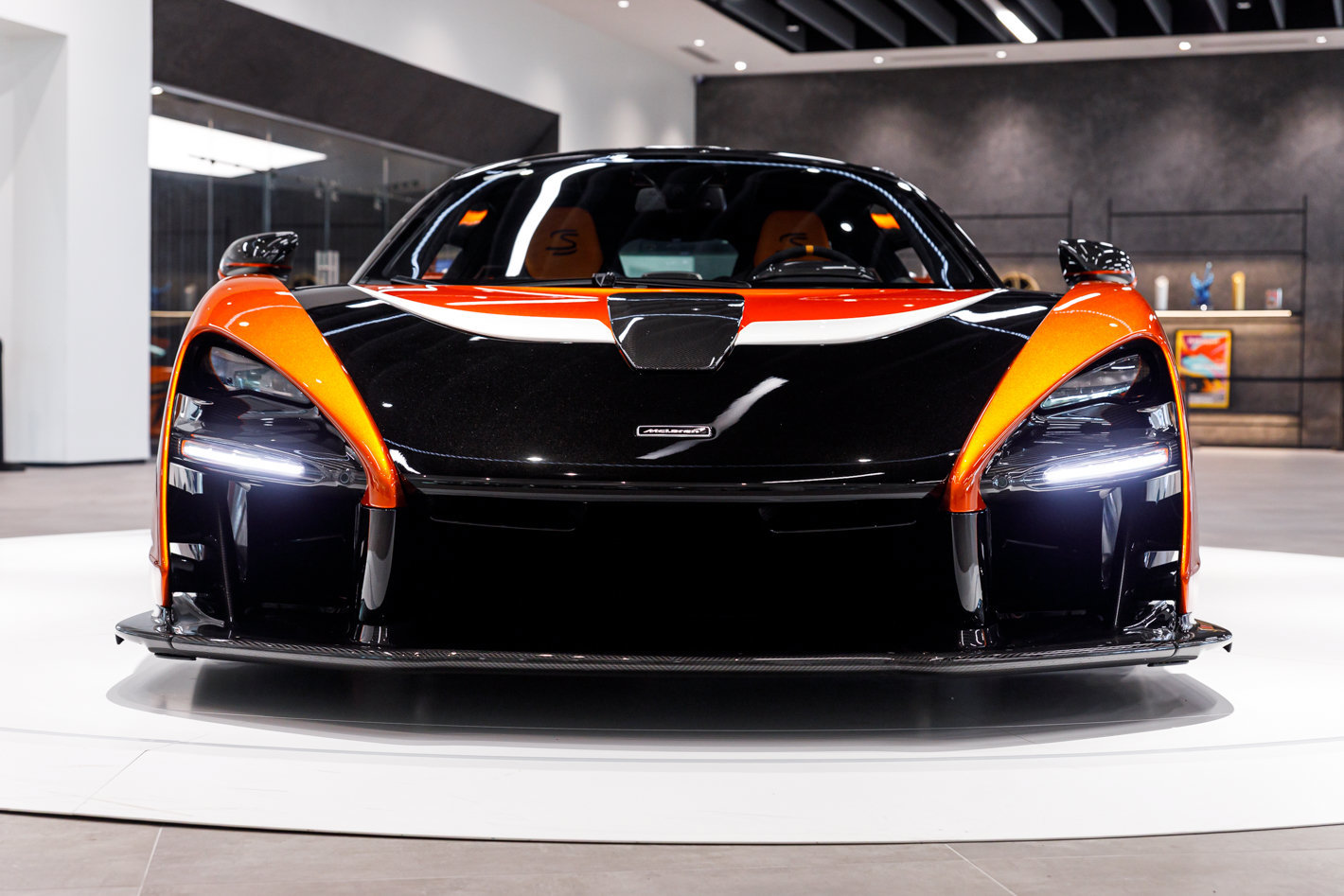 Used 2019 McLaren Senna RWD image 17