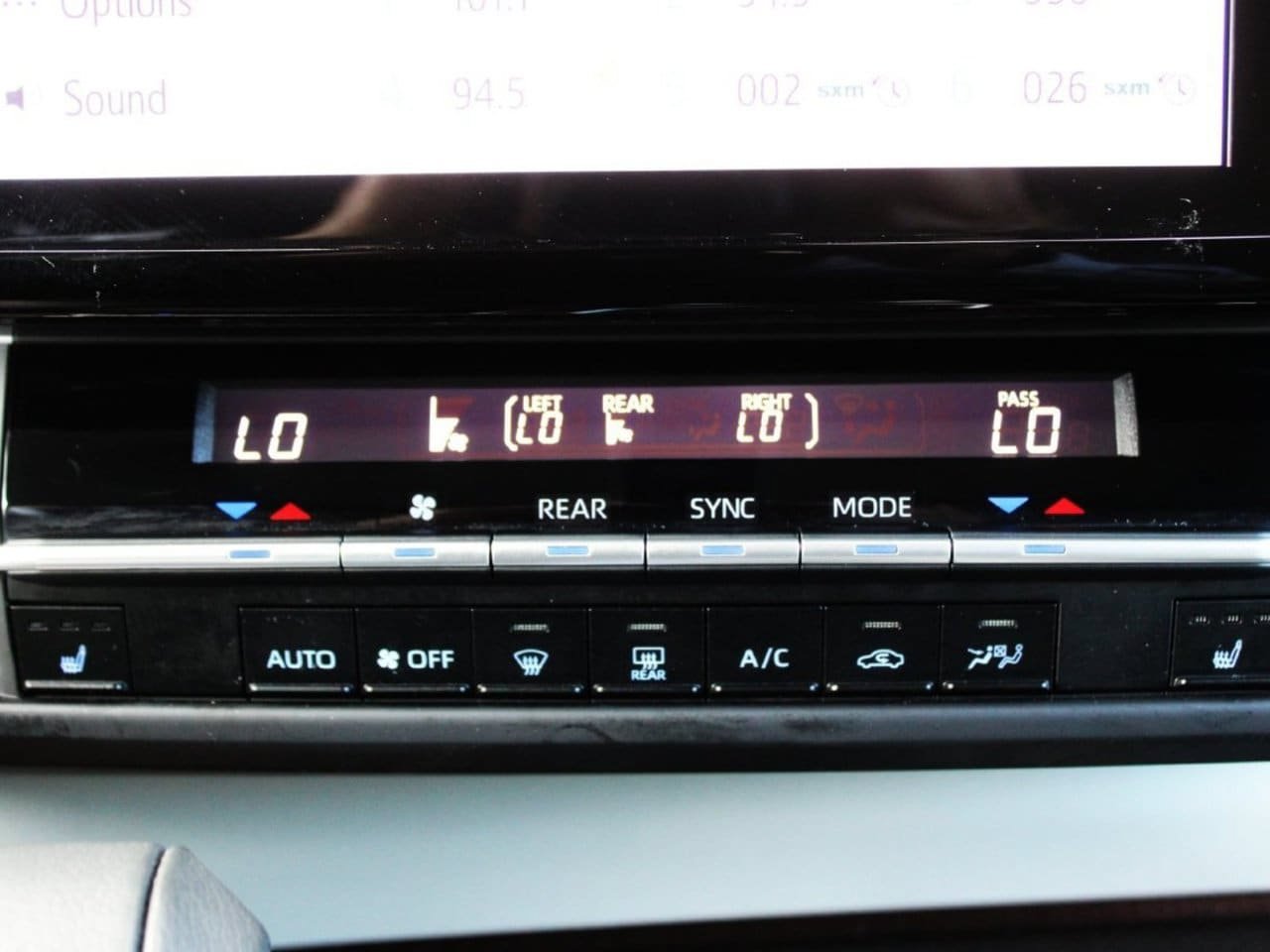 Used 2024 Toyota Sienna XLE FWD image 28