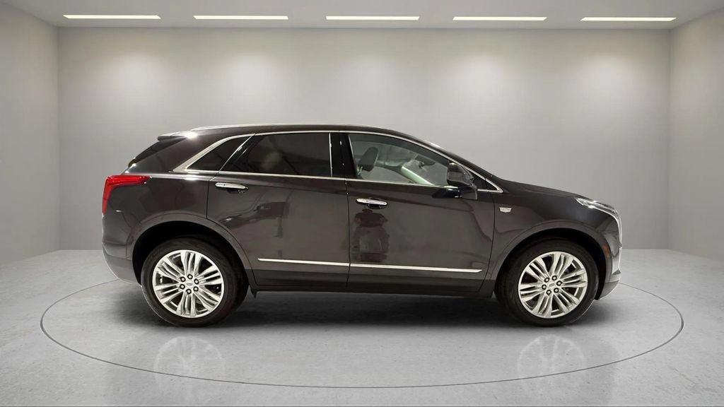 Used 2017 Cadillac XT5 Premium Luxury AWD/4WD image 2