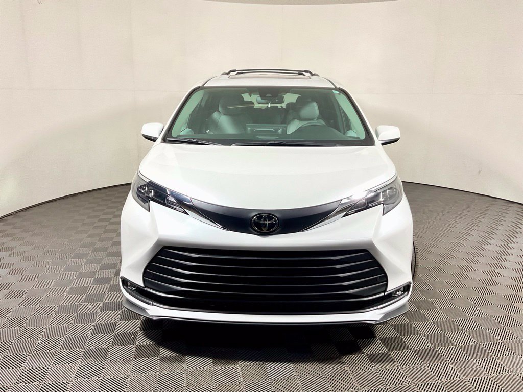 New 2026 Toyota Sienna XLE FWD image 9