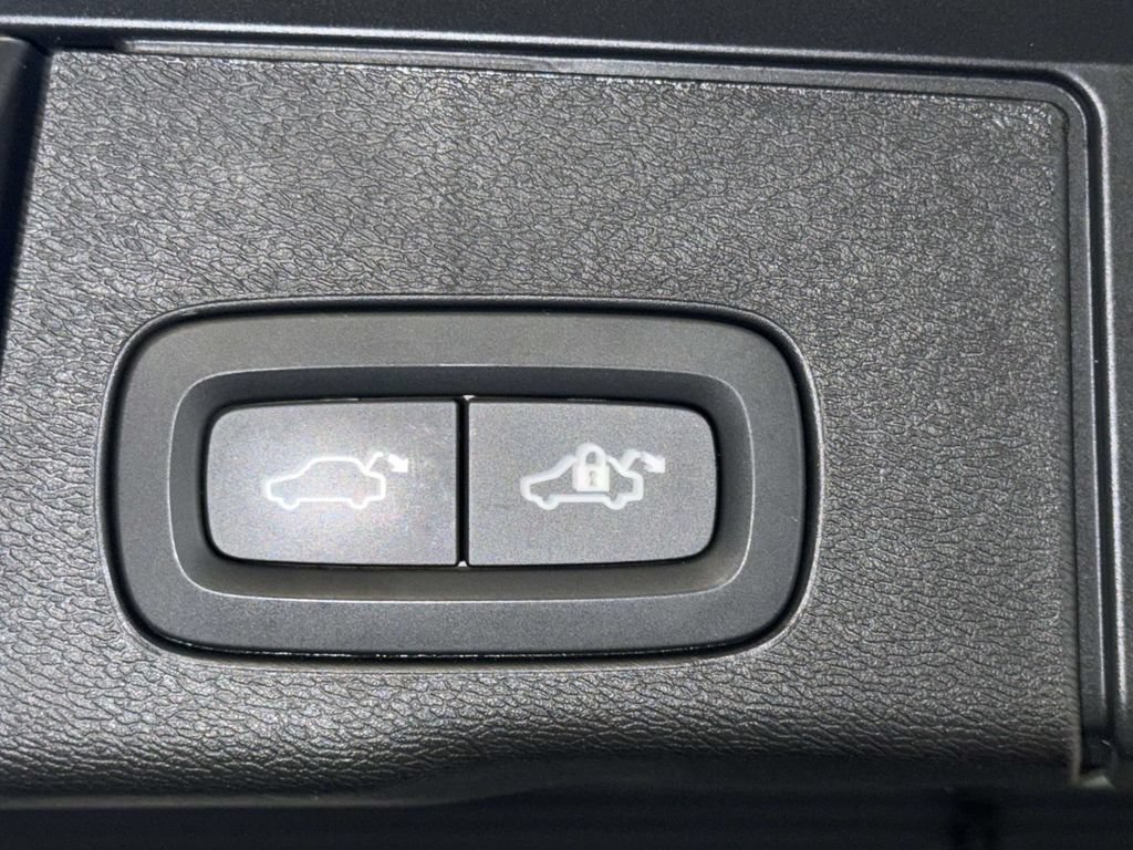 Used 2024 Volvo XC60 B5 Plus w/ Protection Package Premier AWD/4WD image 18