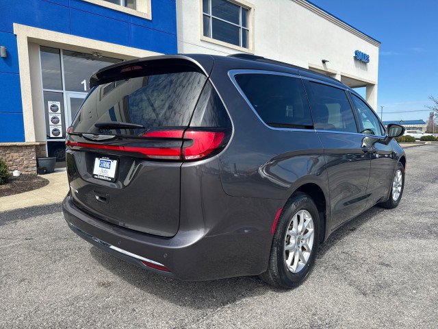 Used 2022 Chrysler Pacifica Touring-L image 17