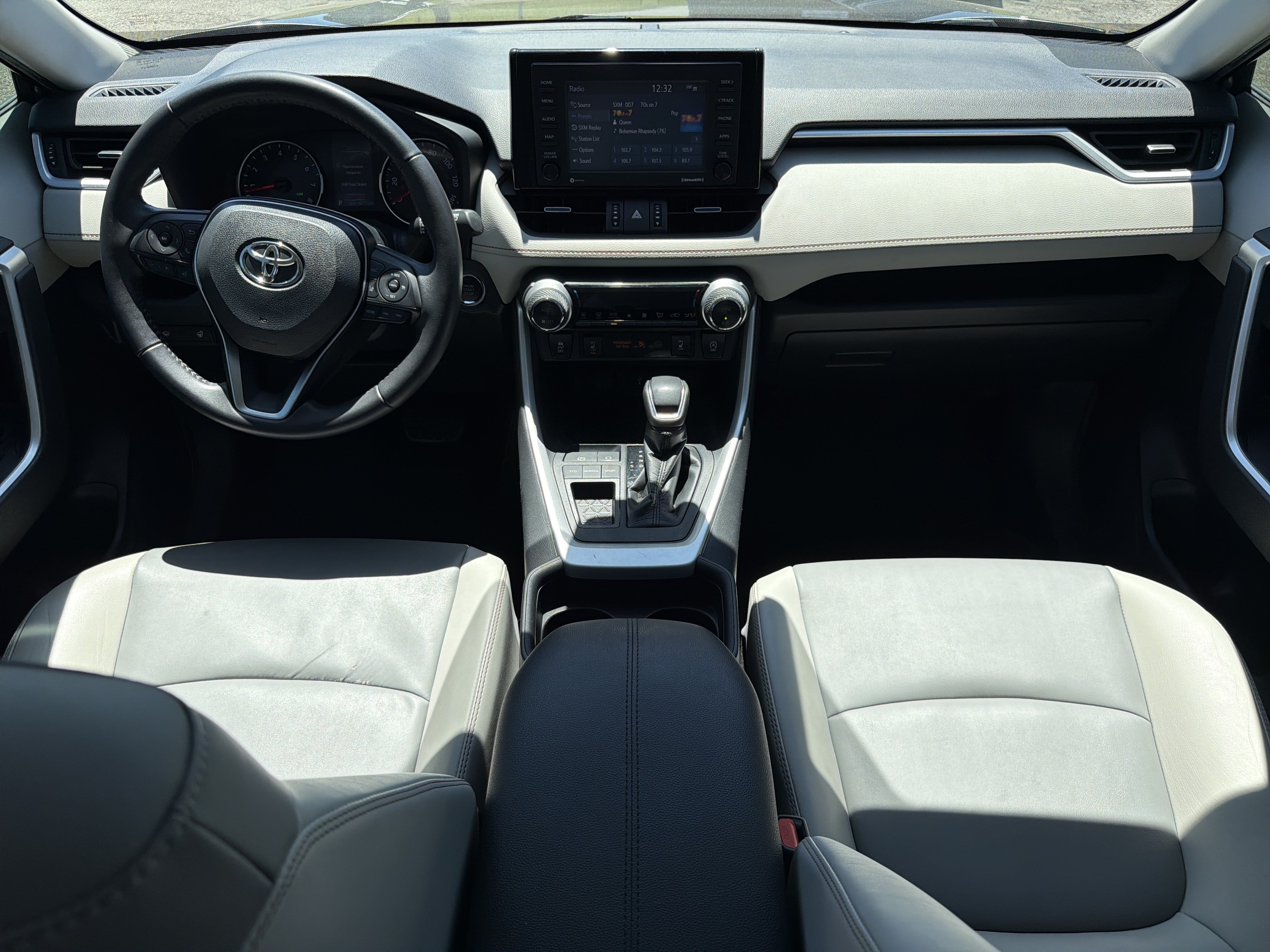 Used 2020 Toyota RAV4 XLE Premium FWD image 17
