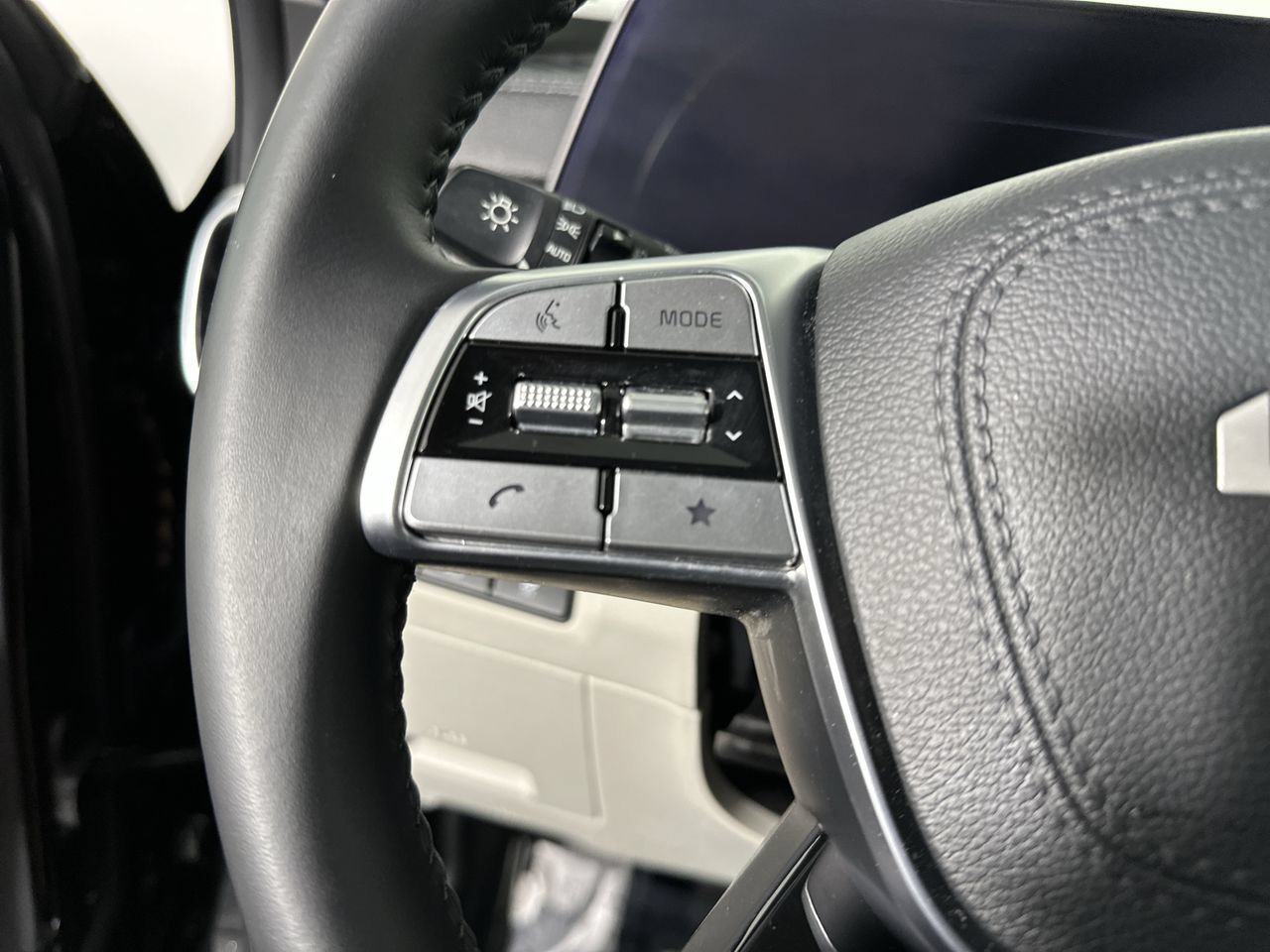 Certified 2025 Kia Telluride SX w/ SX Captain's Chair Package FWD image 7