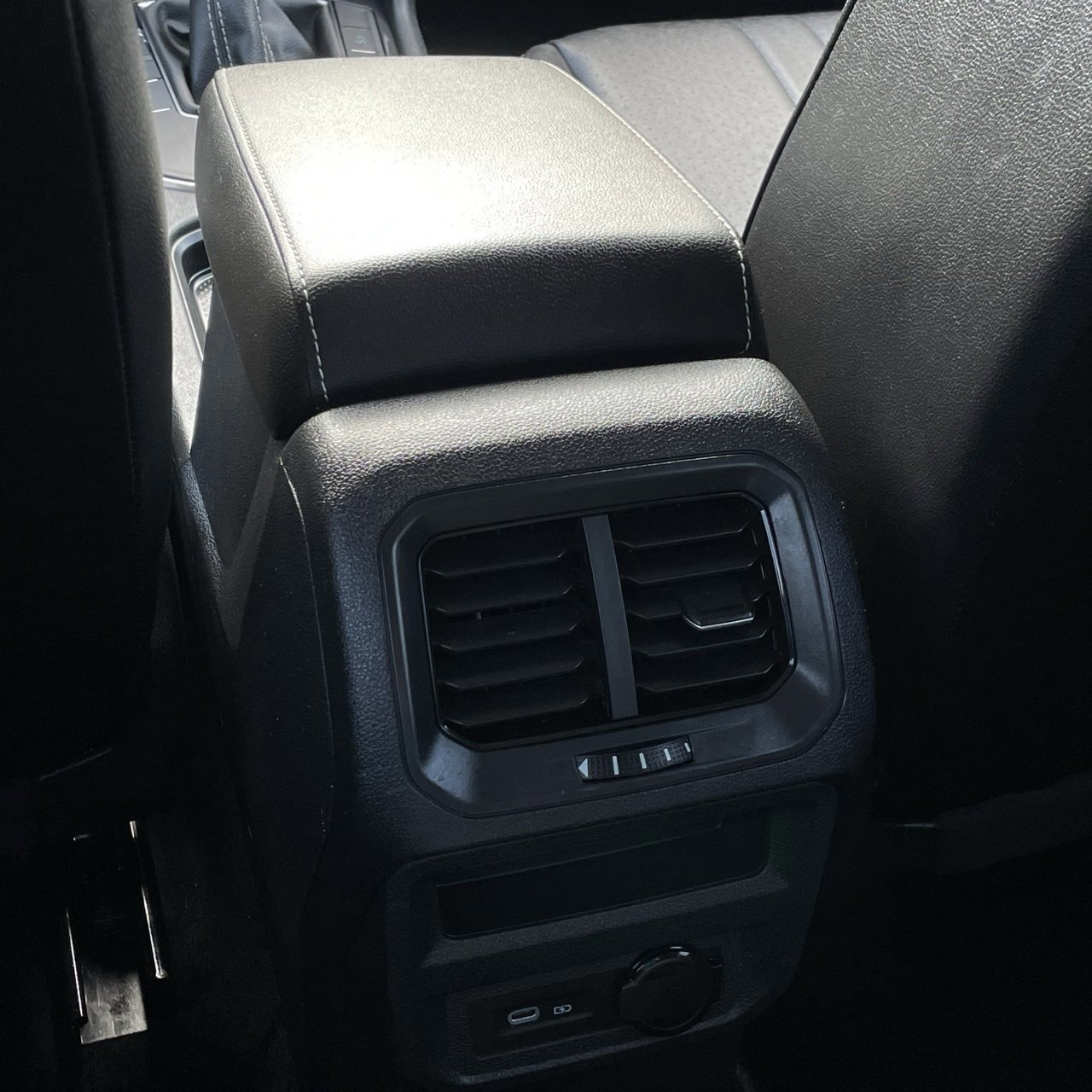 Used 2024 Volkswagen Tiguan SE image 24