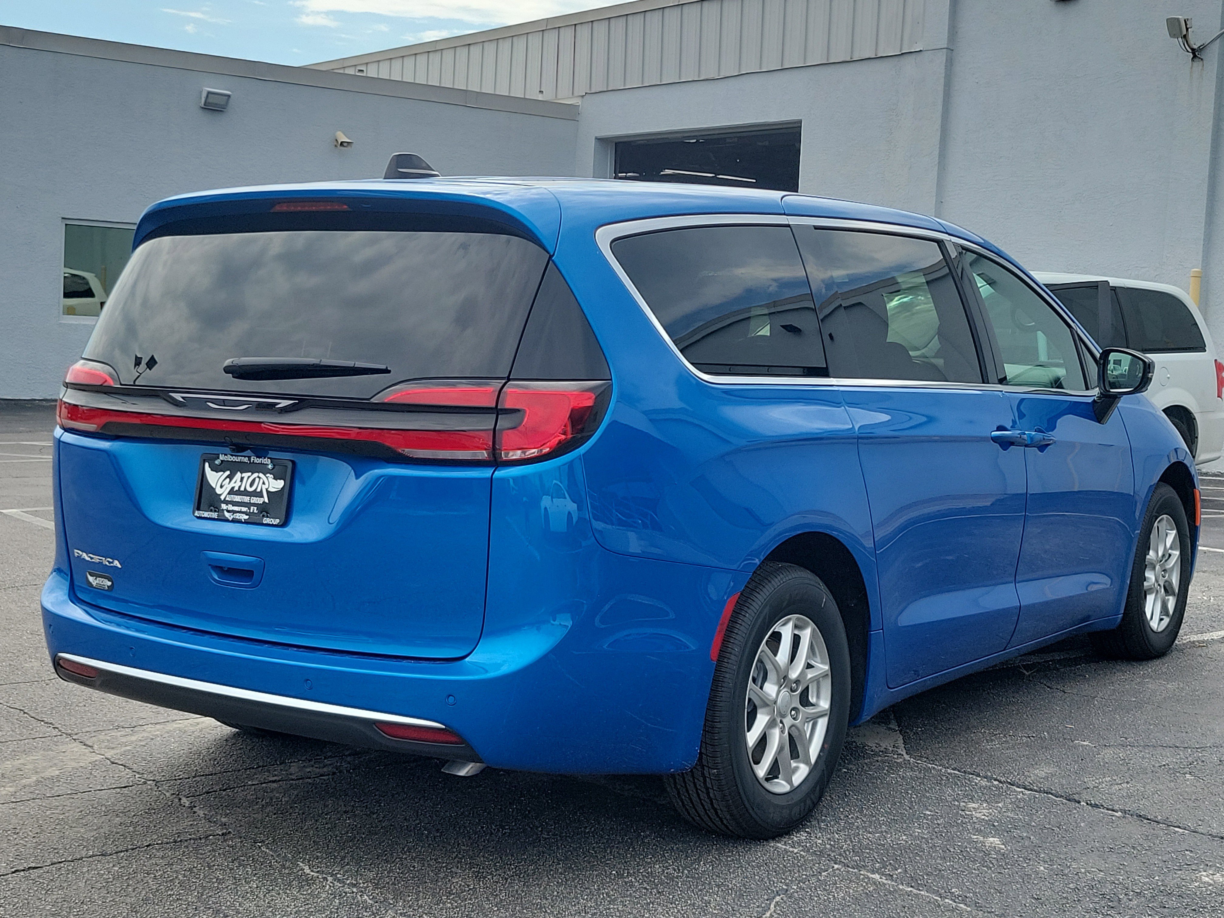 New 2027 Chrysler Pacifica Select FWD image 4
