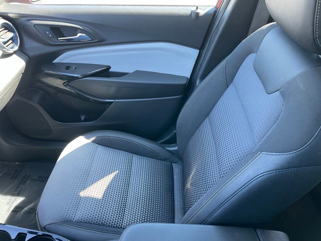 Used 2025 Chevrolet Trax LT FWD image 17