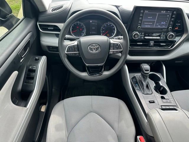 Used 2020 Toyota Highlander L FWD image 11