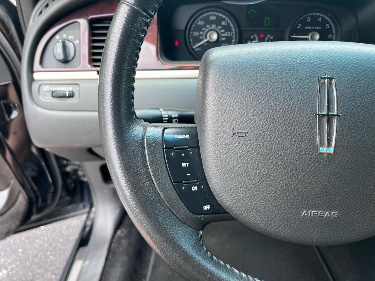 Used 2008 Lincoln Town Car Executive RWD image 32