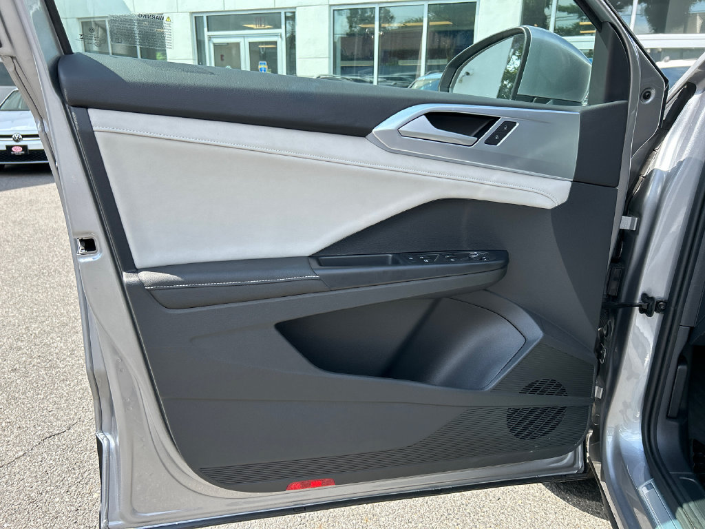 Used 2025 Volkswagen Taos SE AWD/4WD image 9