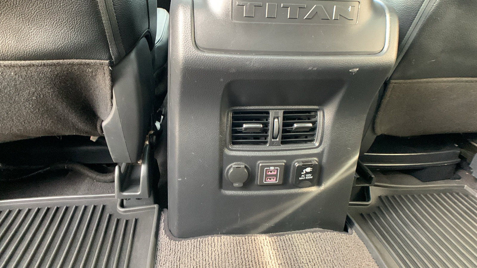Used 2020 Nissan Titan SL w/ Moonroof Package image 21