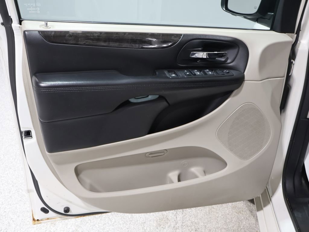 Used 2013 Dodge Grand Caravan SXT w/ UConnect Hands-Free Group image 12