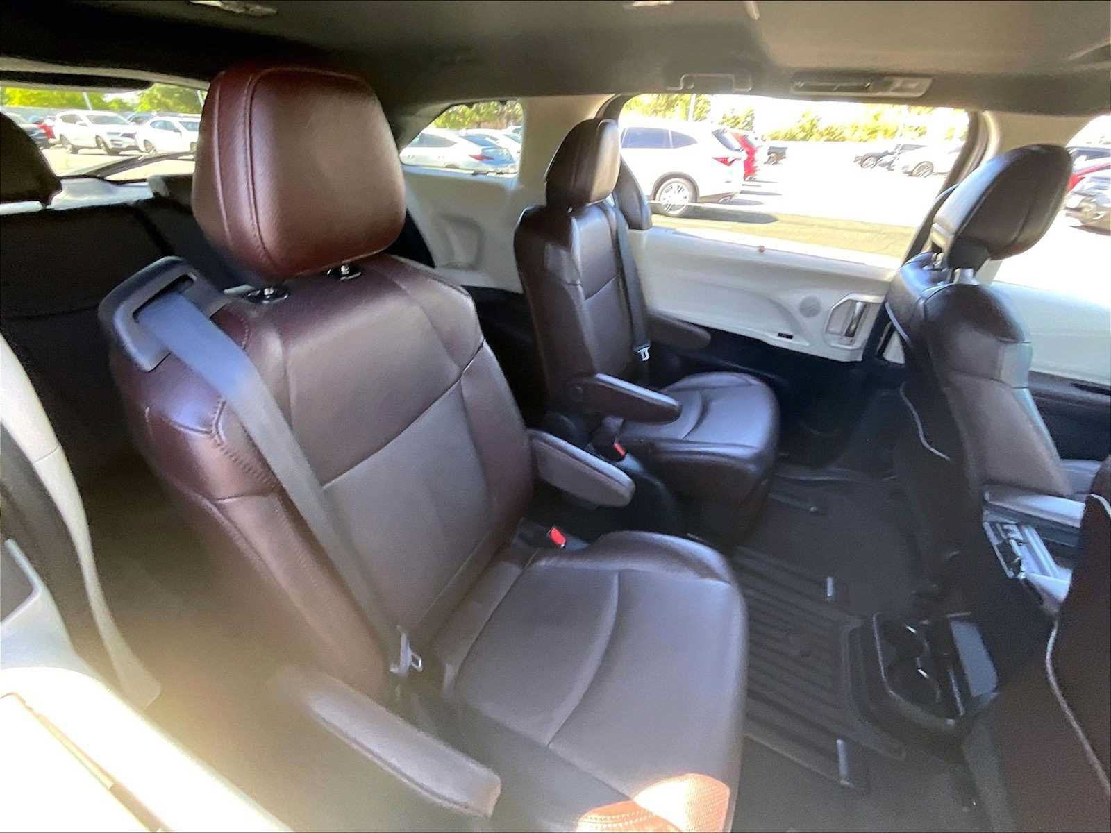 Used 2024 Toyota Sienna Platinum FWD image 28