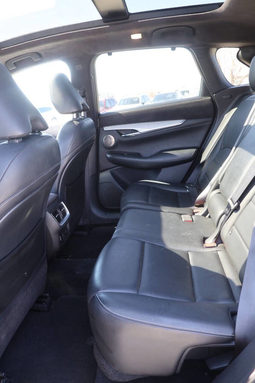 Used 2019 INFINITI QX50 Essential w/ Sensory Package AWD/4WD image 17