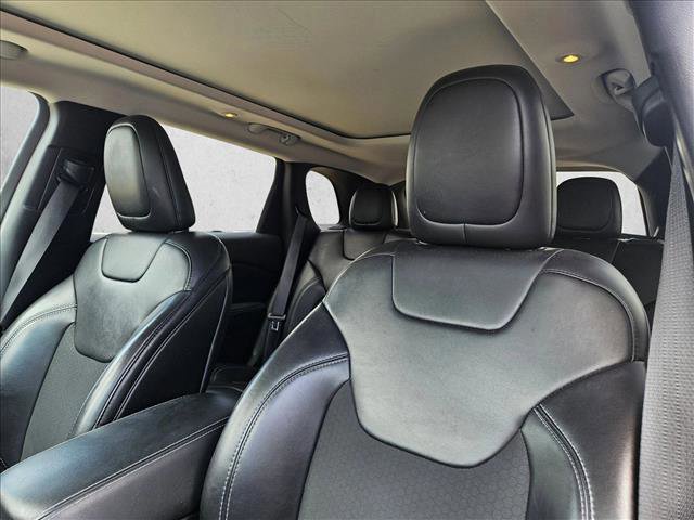 Used 2019 Jeep Cherokee Latitude Plus w/ Comfort/Convenience Group FWD image 12